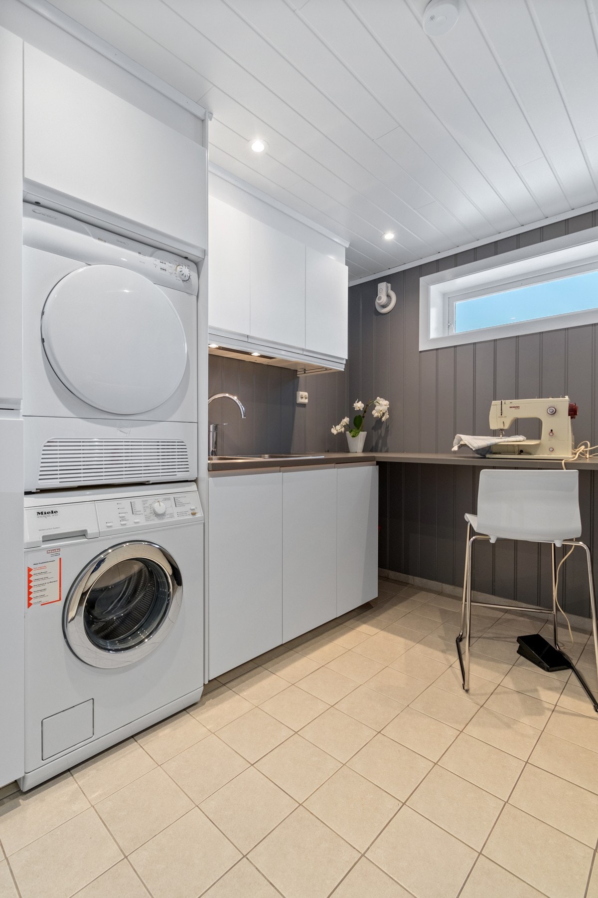 Vaskerom i 1. etg oppgradert i 2018 - Godt med skap- og benkeplass - Opplegg for vaskmaskin og tørketrommel Galleribilde
