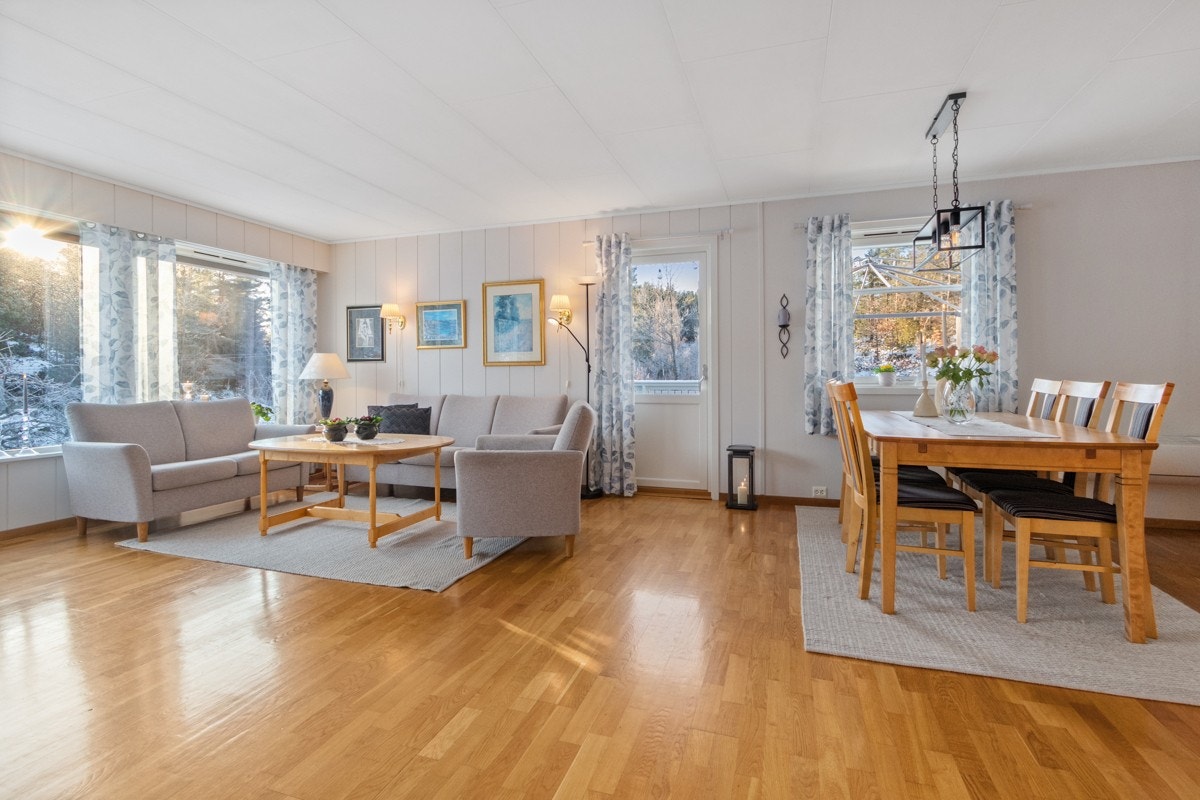 Stue med enkel adkomst ut til solrik terrasse Galleribilde