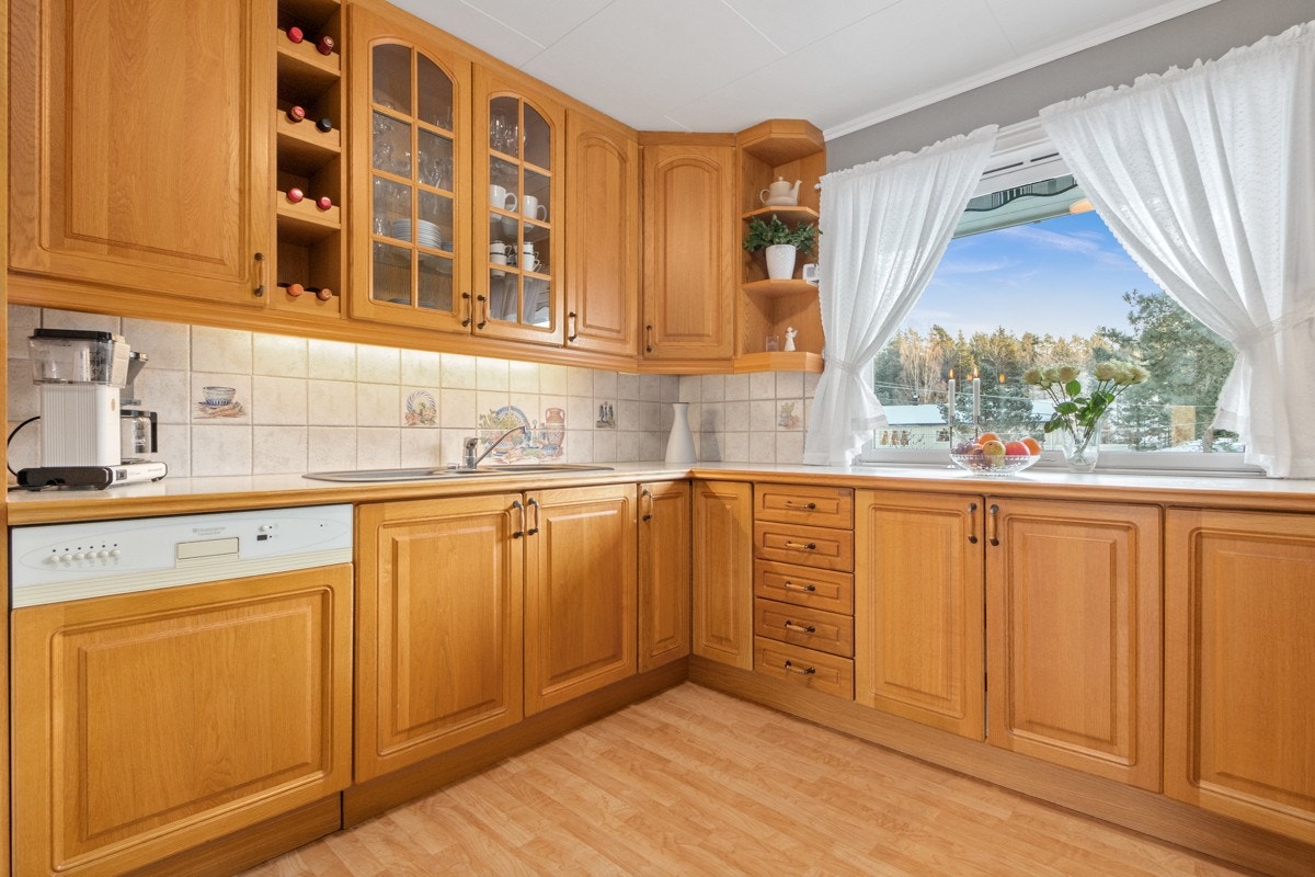 Kjøkkeninnredning med over- og underskap Galleribilde