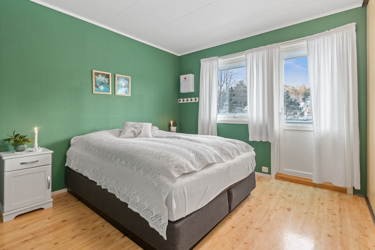 Hovedsoverom 2. etg. med garderobe og dør ut til luftebalkong Galleribilde