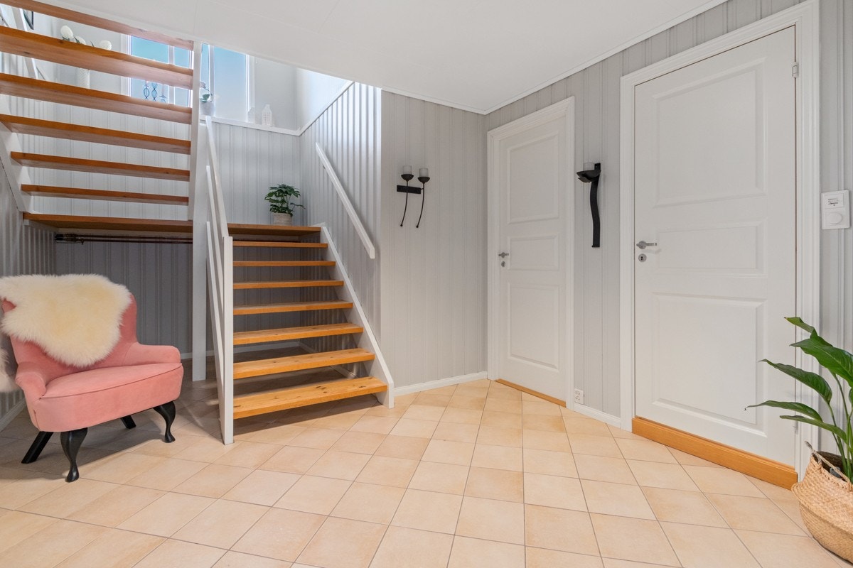 Romslig gang 1. etg med flislagt gulv. Galleribilde