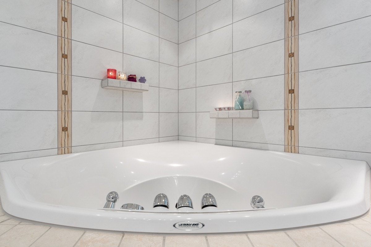 Romslig innbygd badekar fra Hurricane Galleribilde