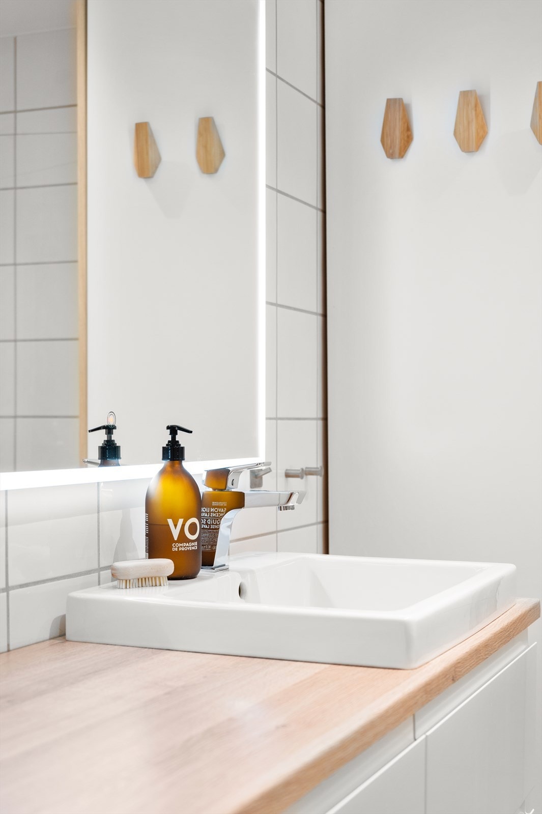 Dusjveggene er innsvingbare som gjør det praktisk med tanke på frigjøring av gulvareal. Det er opplegg for vaskemaskin på badet. Her ligger alt til rette for at du skal få en god start på dagen. Galleribilde