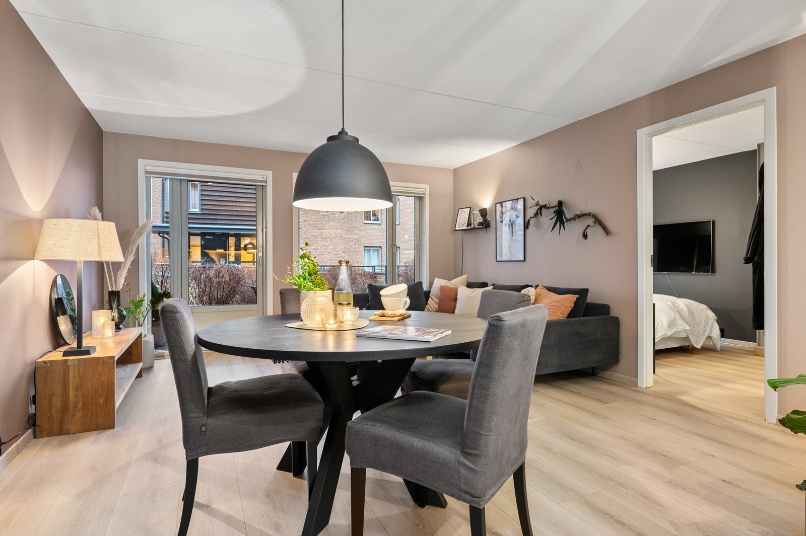 Stuen er meget romslig og her er det er god plass til sofagruppe og en spisegruppe. Galleribilde