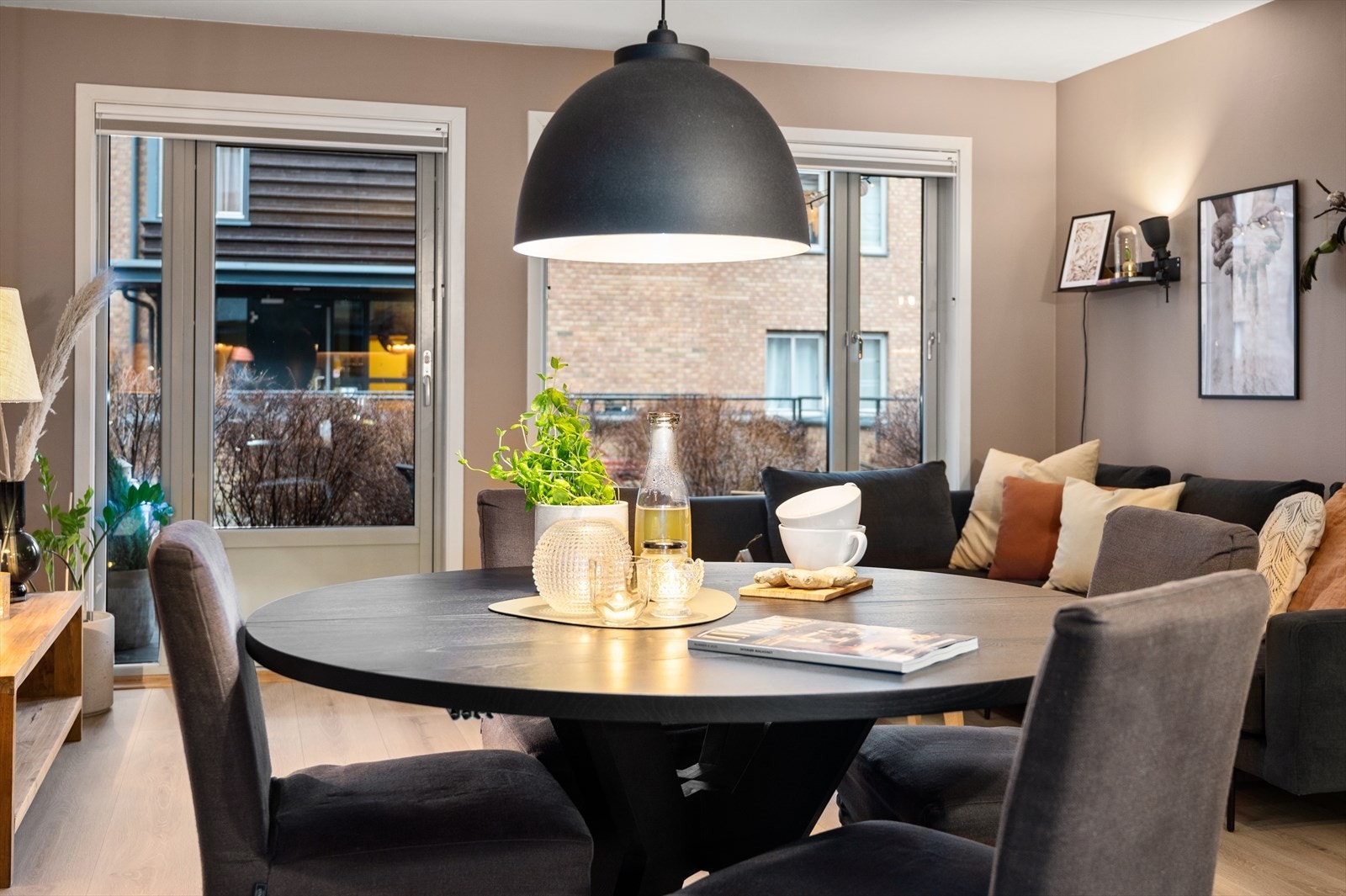 Du trenger ikke å bekymre deg for plass til gjestene dine, når du endelig kan invitere de hjem til deg igjen. De store vindusflatene slipper inn godt med naturlig lys. Galleribilde