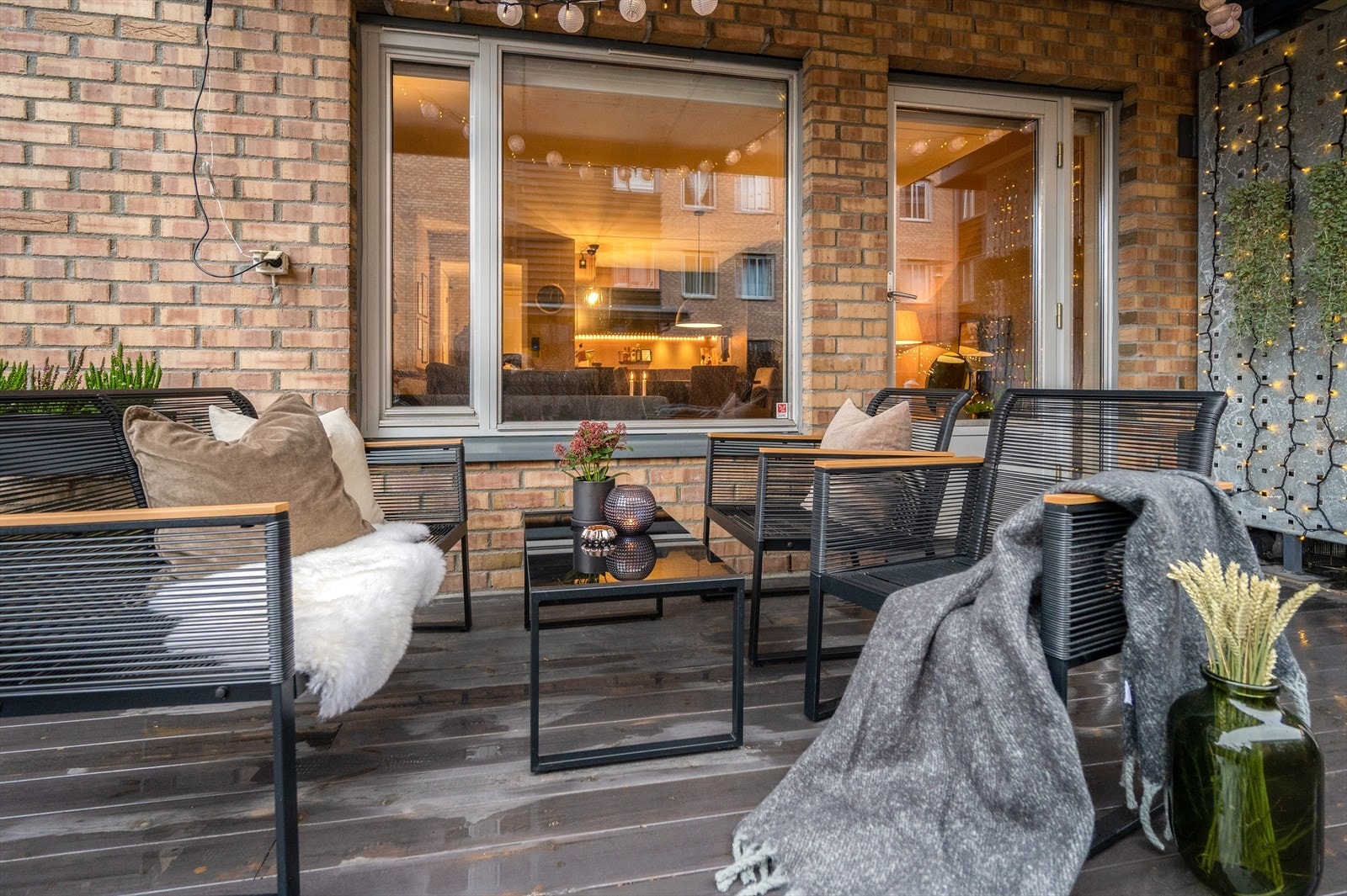 I 2019 ble det montert innvendig spesialtilpassede plissegardiner type Luxaflex for vindu og terrassedør i stue. Galleribilde