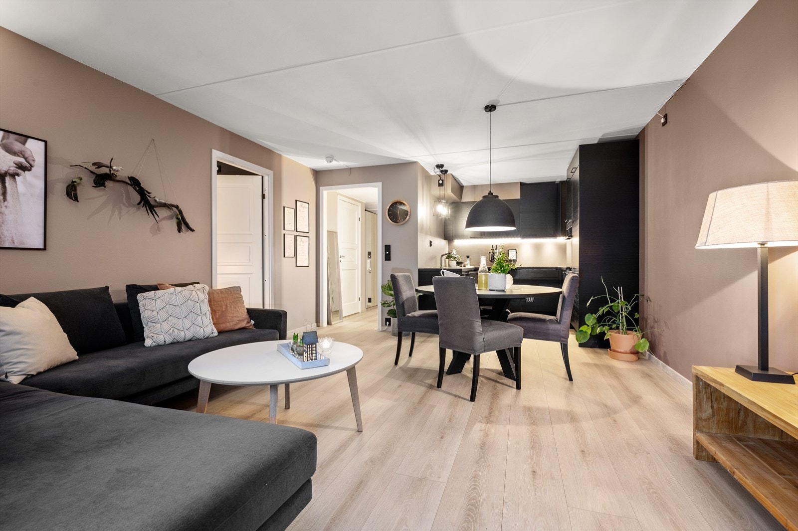 Alle brytere og stikkontakter ble byttet ut i 2019 med unntak av på baderom. Galleribilde