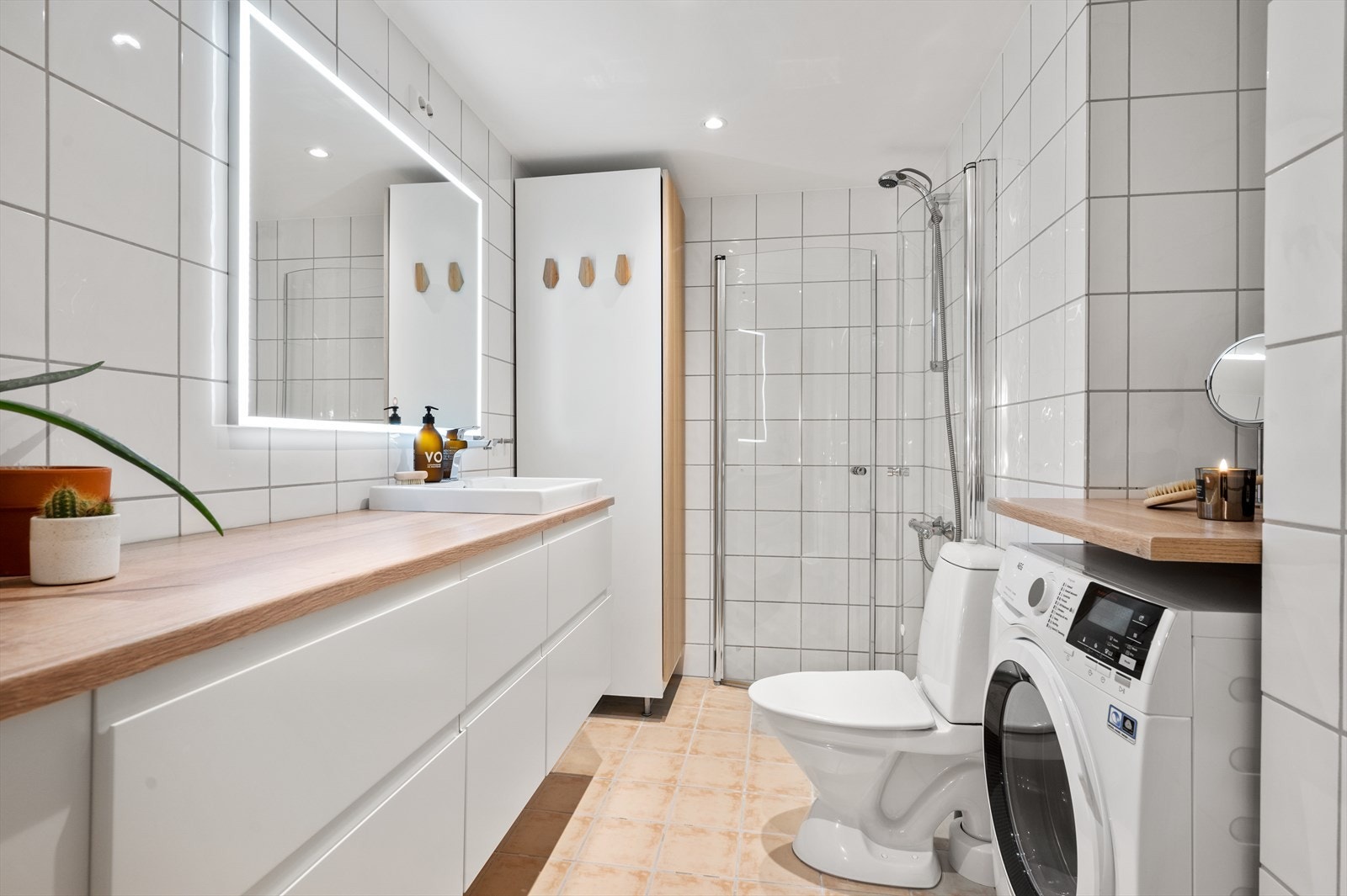 Baderommet ble modernisert i 2020 med baderomsinnredning fra HTH som består av skuffeseksjoner, benkeplate fra Fibo, servant fra Duravit, blandebatteri fra Celeste, og speil med integrert lys fra Trend. Det ble installert downlights i taket. Galleribilde
