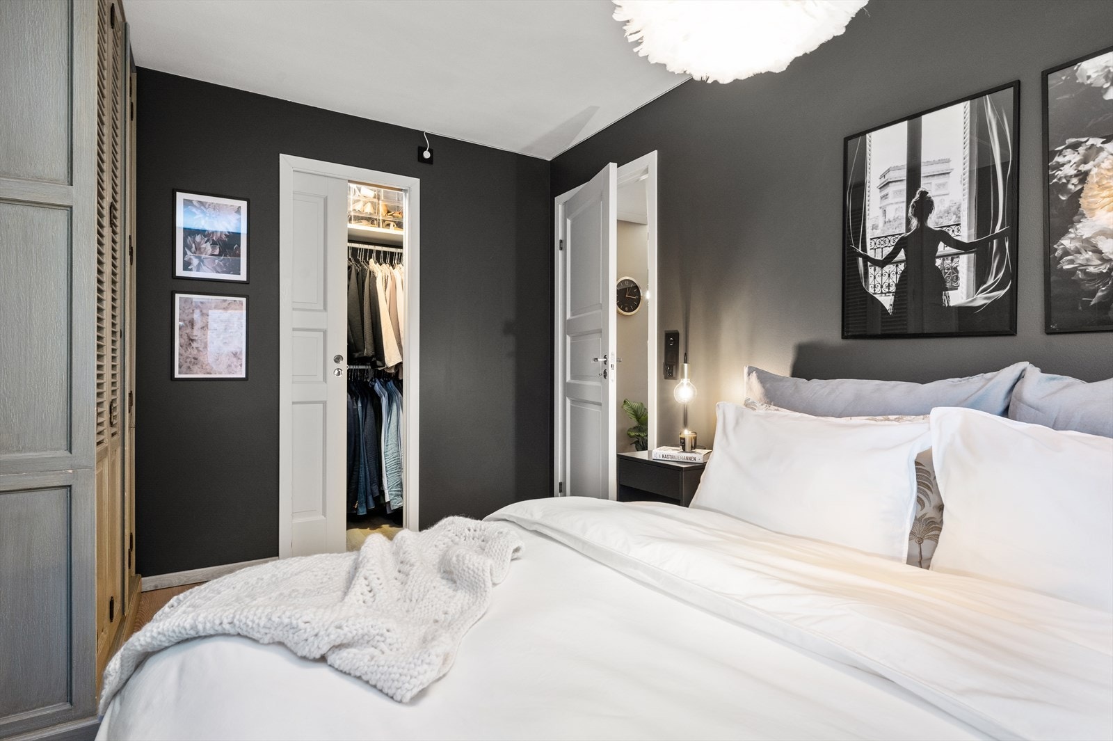 God oppbevaringsplass i en praktisk walk-in closet Galleribilde