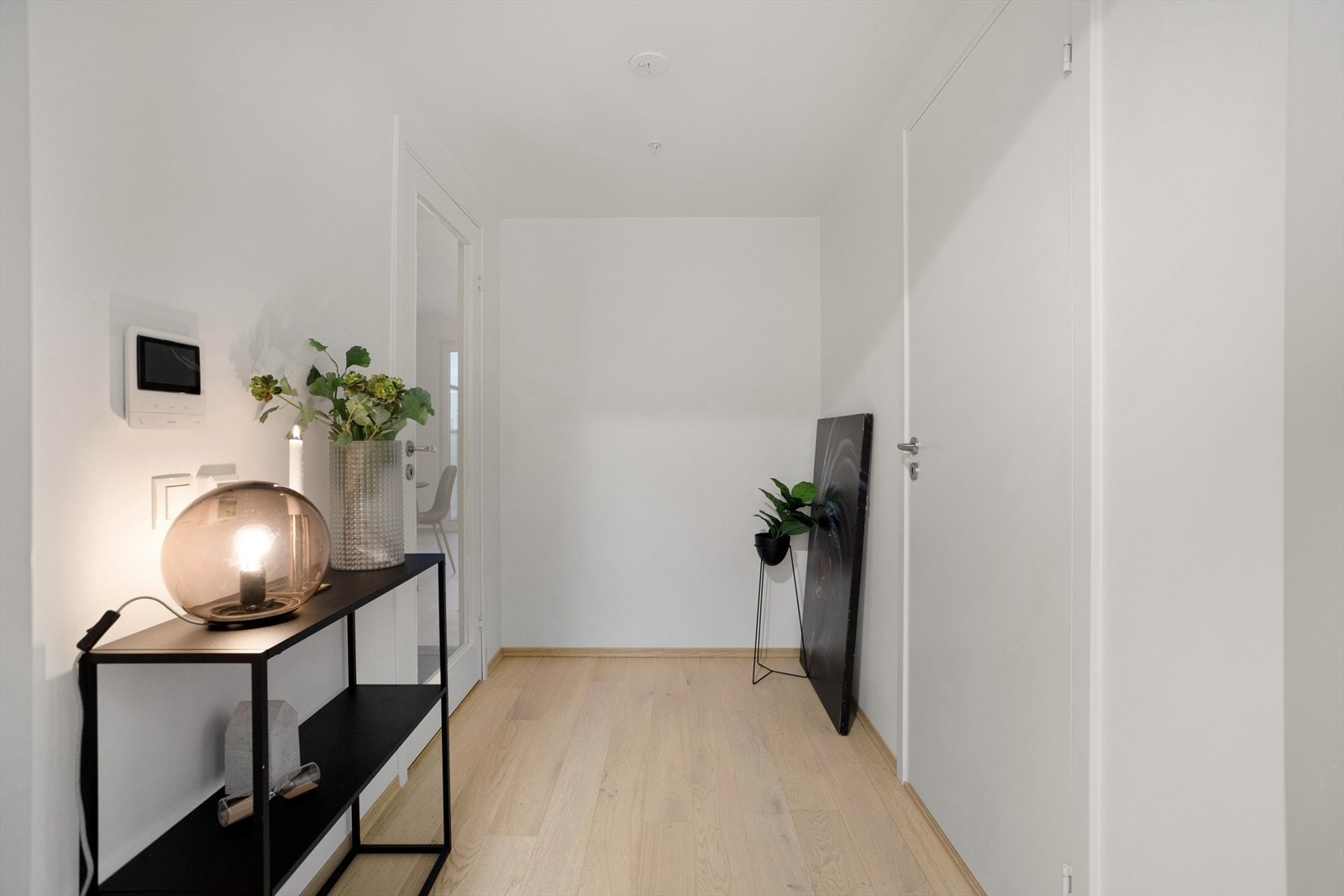 - Stor entré med plass til oppbevaringsmuligheter - Galleribilde