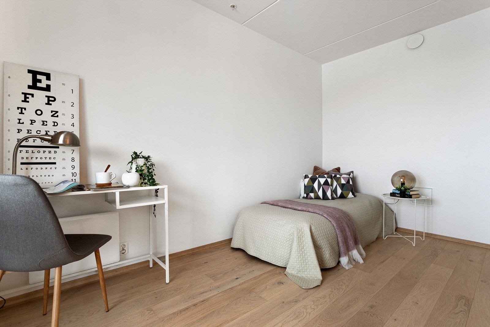 - Her har du god plass til seng og skrivebord - Galleribilde
