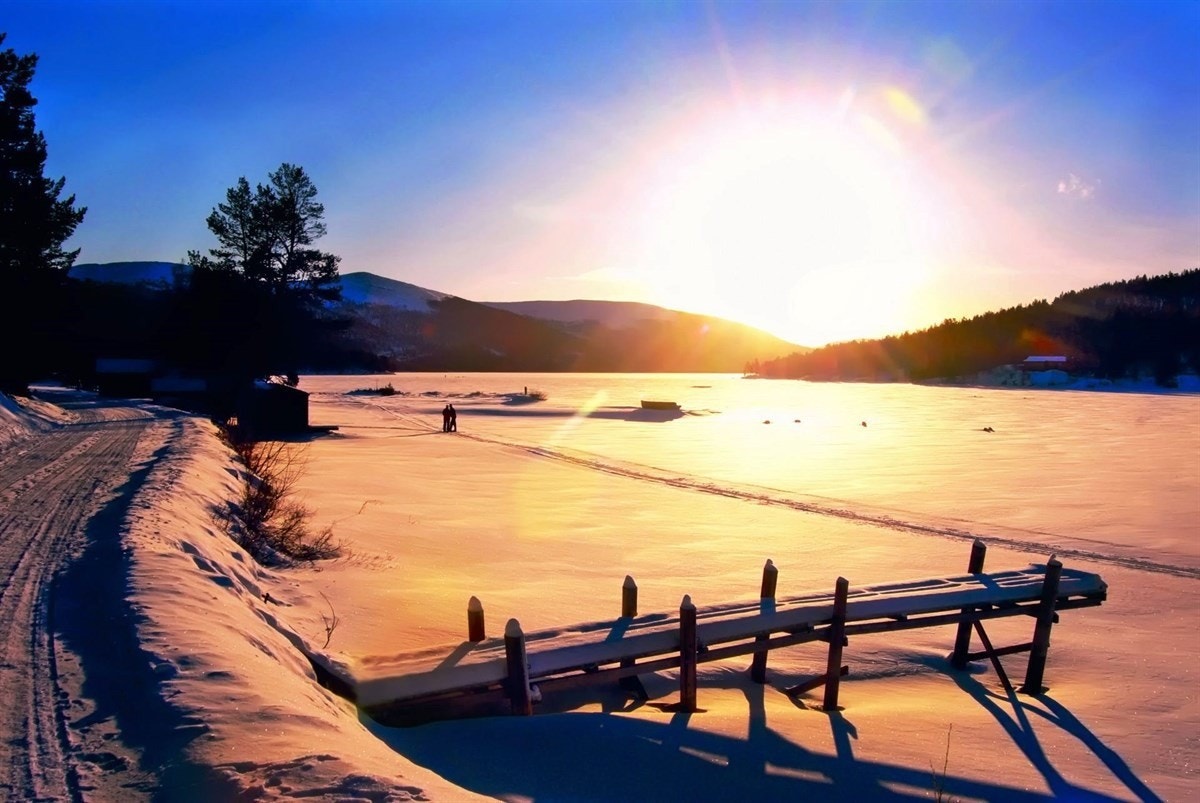 4 minutter å gå ned til Savalen hvor du kan fiske på isen eller gå på ski Galleribilde