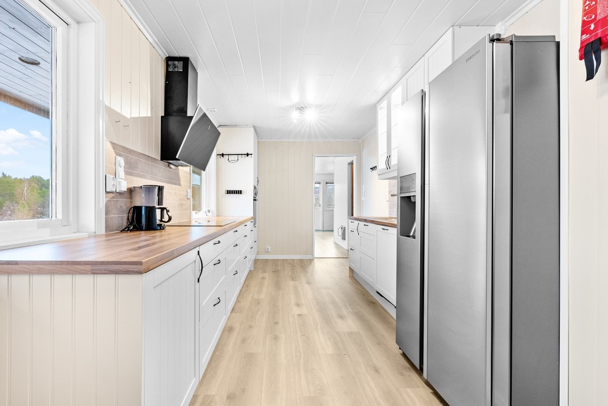 Innredningen er fra Epoq med hvitevarer som følger med handelen Galleribilde