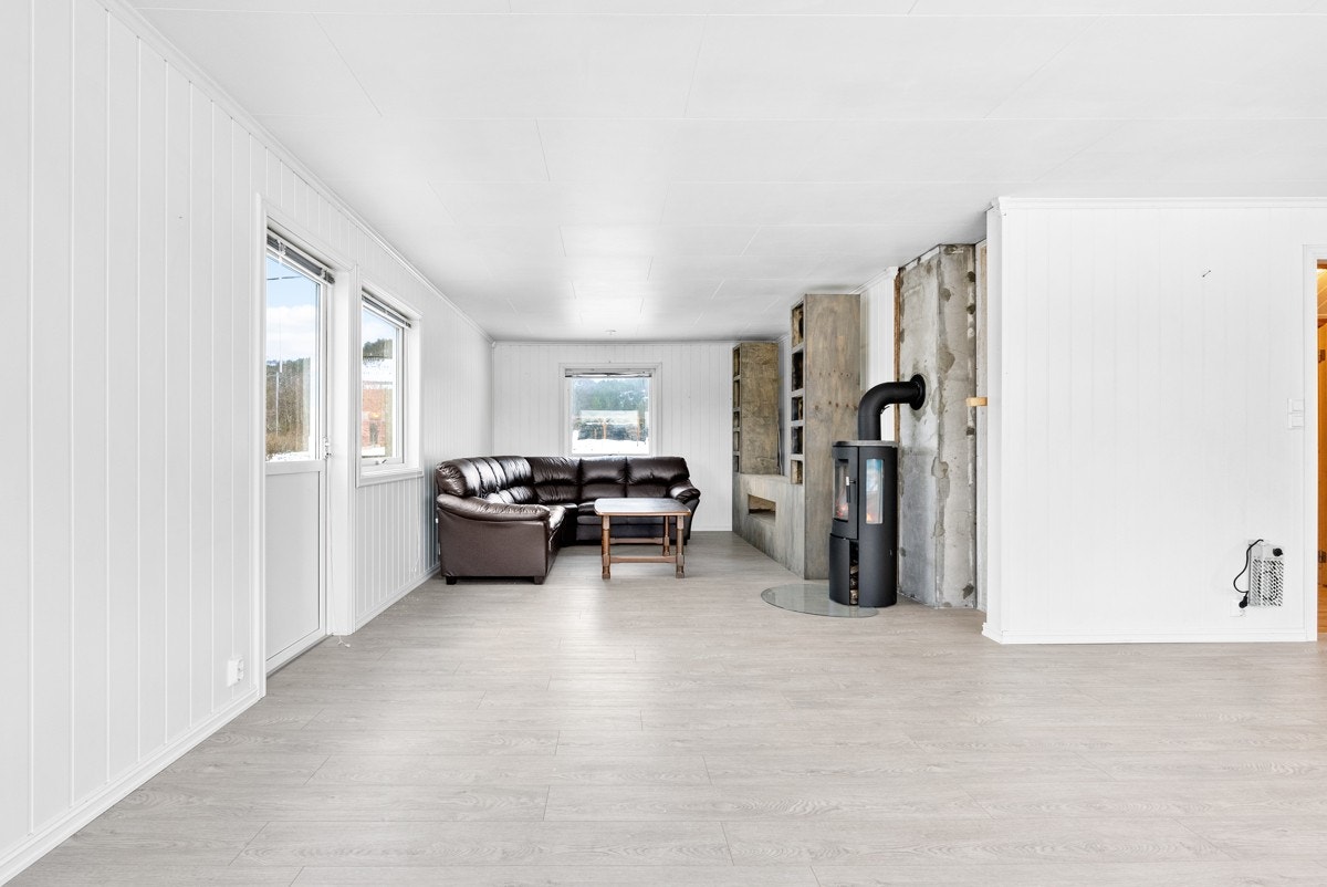 Det er også dør ut til østvendt veranda fra stua Galleribilde