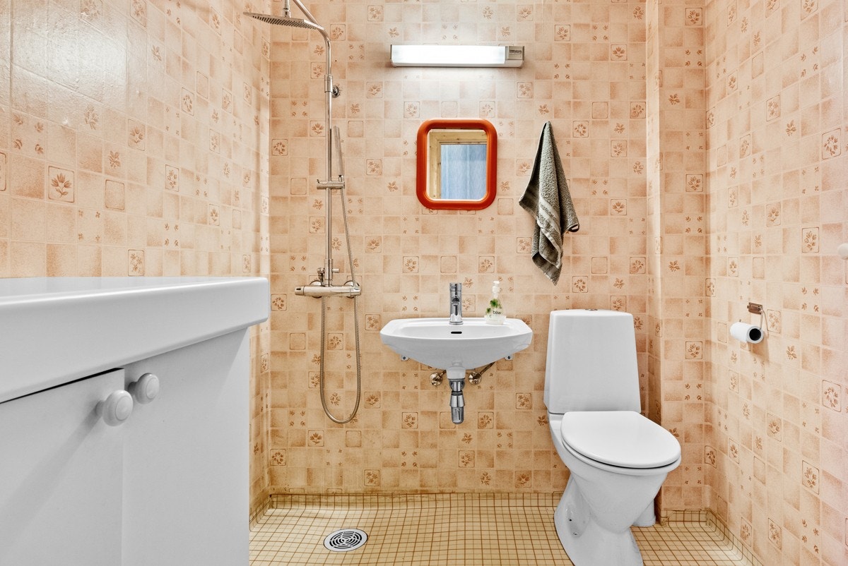 Bad i underetasjen med eldre standard Galleribilde