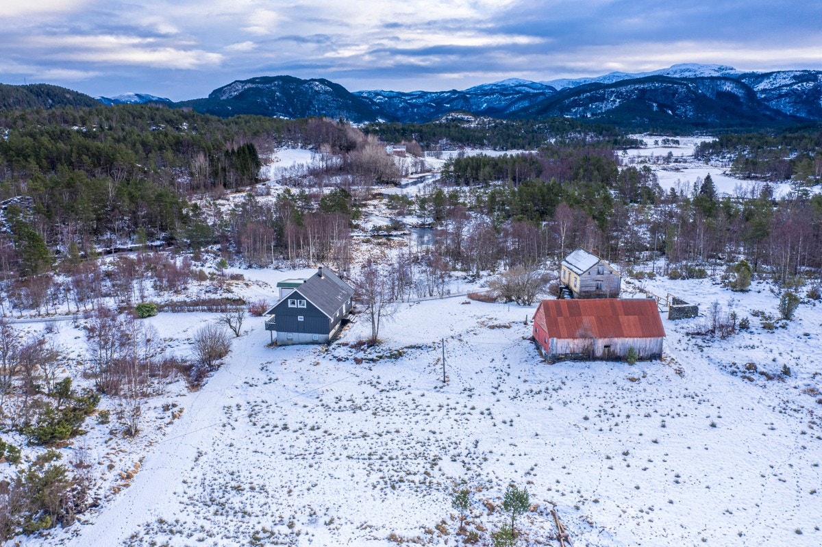 Eiendommen ligger fint til i landlige omgivelser i Fjaler Galleribilde