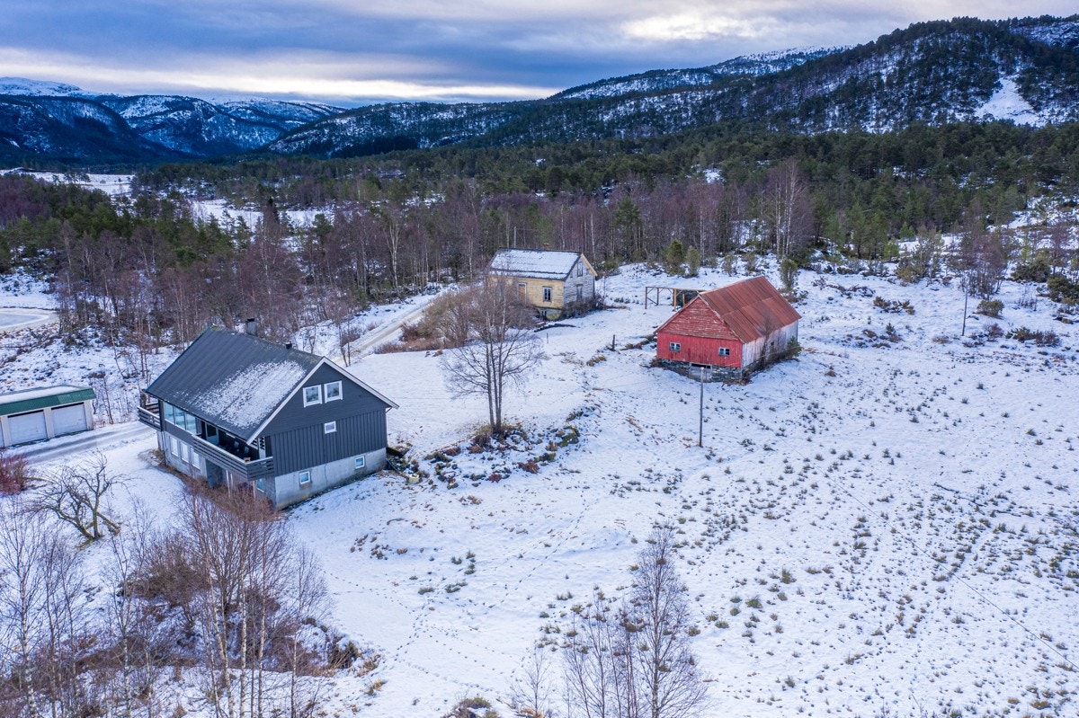 Tunet består av bolighus, en eldre kårbolig, driftsbygning/låve og garasje Galleribilde
