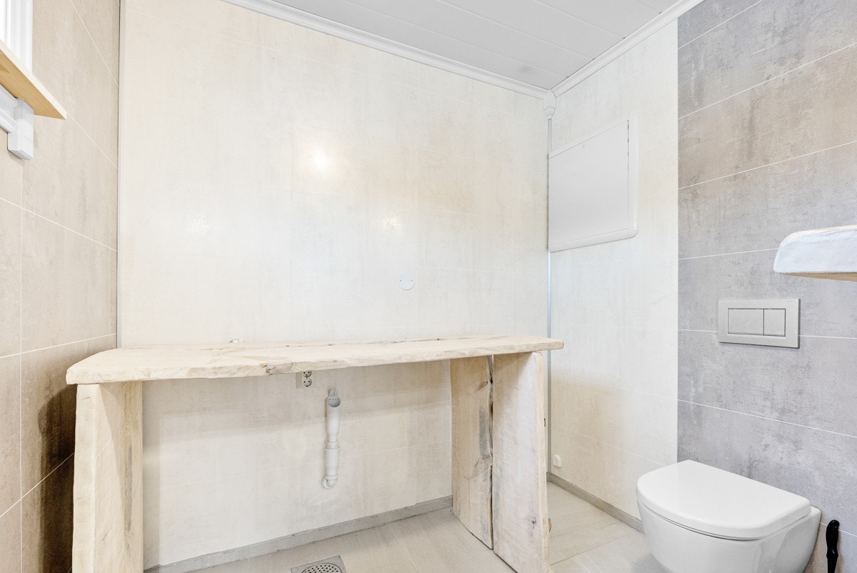 Opplegg for vaskemaskin på badet - Det er lagt rør i rør til bad og kjøkken på hovedplan Galleribilde