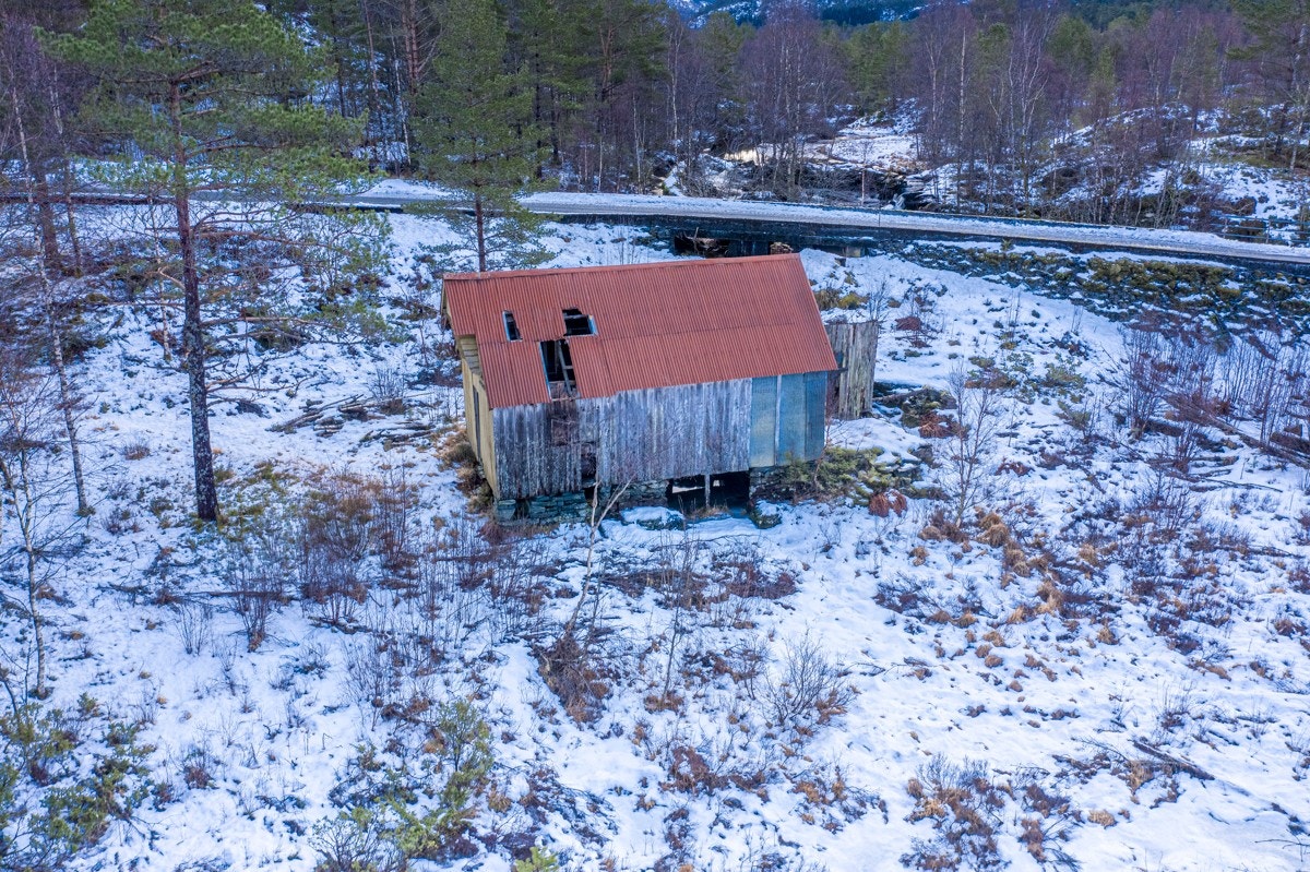 Eldre kvernhus som ligger på nedsiden av fylkesveien mot fjorden Galleribilde