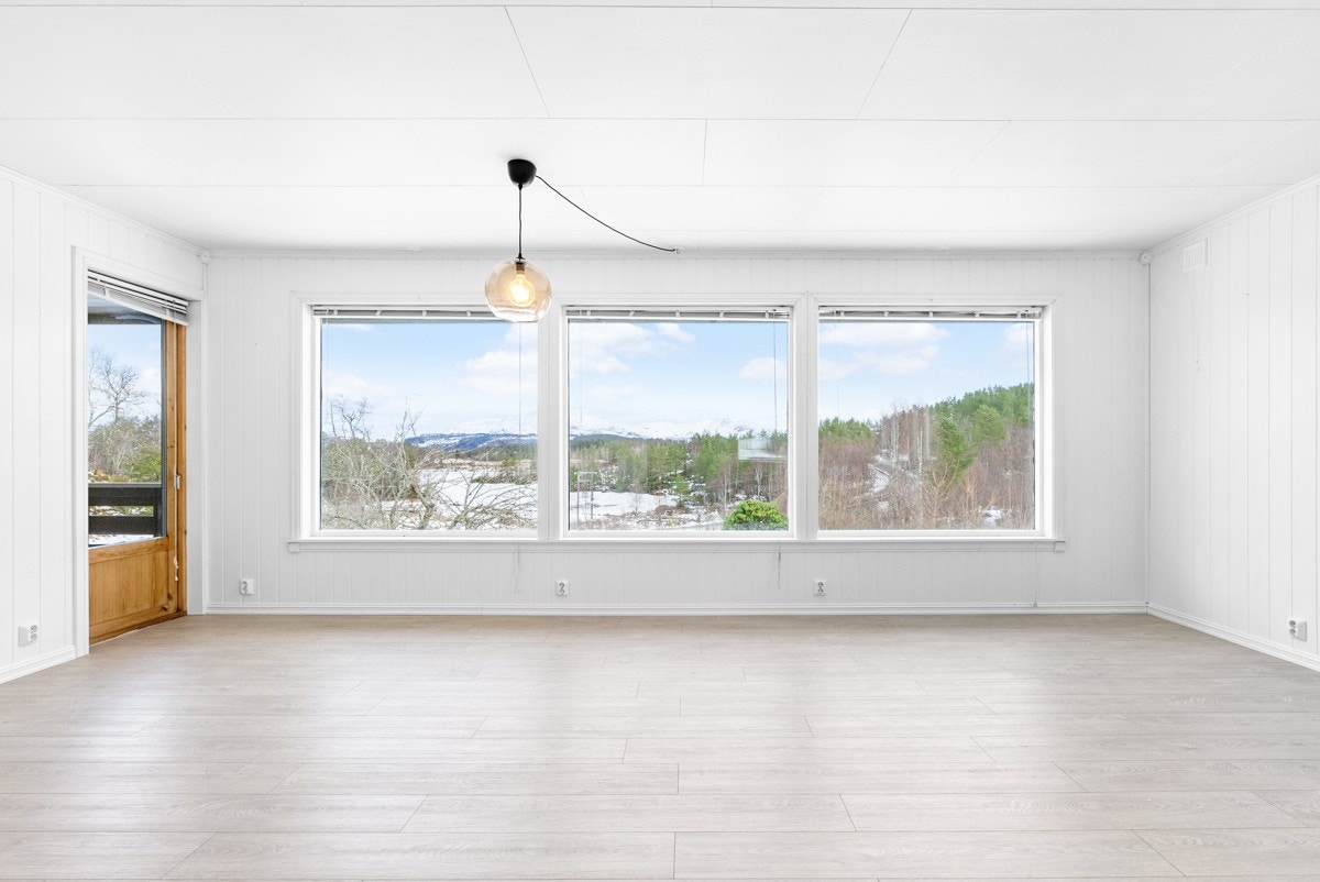 Stue på hovedplan med utgang til takoverbygget veranda Galleribilde