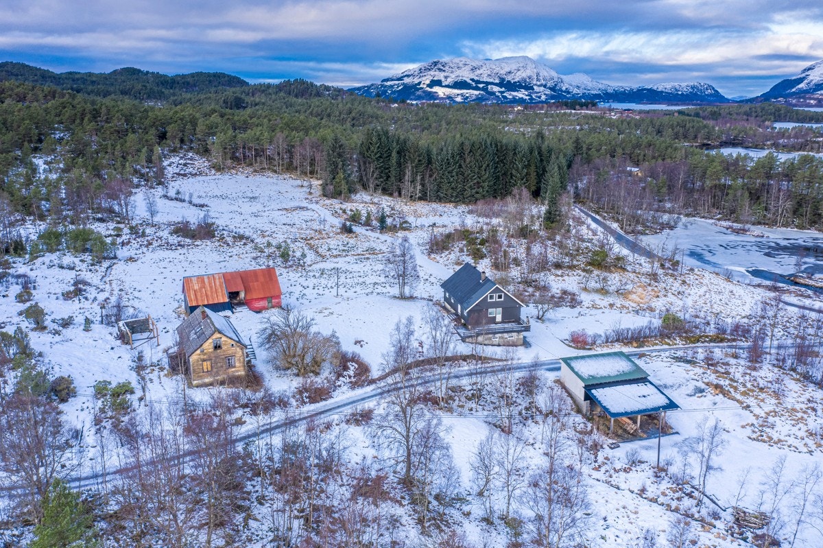 Eiendommen ligger fint til i landlige omgivelser i Fjaler Galleribilde
