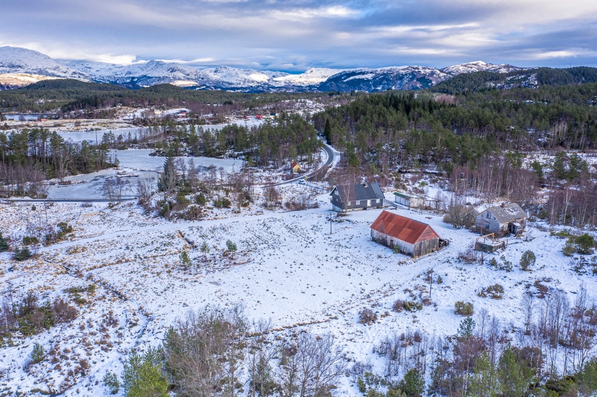 Eiendommen ligger fint til i landlige omgivelser i Fjaler Galleribilde