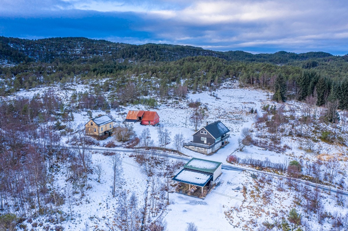 Eiendommen ligger fint til i landlige omgivelser i Fjaler Galleribilde