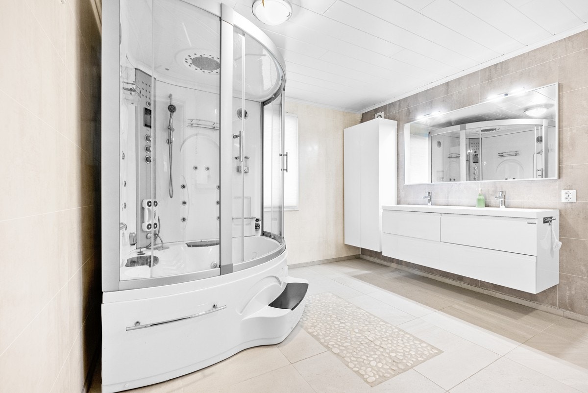 Bad/vaskerom på hovedplan er av god størrelse Galleribilde