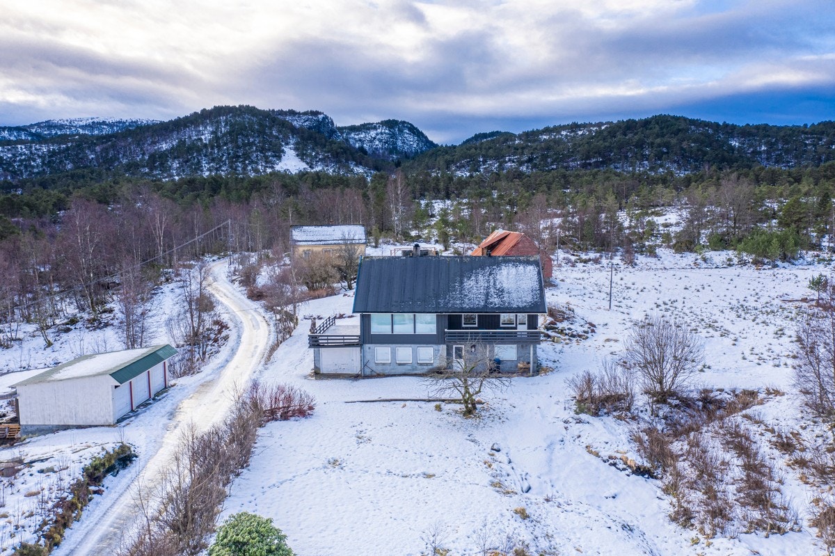 Småbruket ligger i landlige omgivelser i ytre del av Fjaler kommune Galleribilde