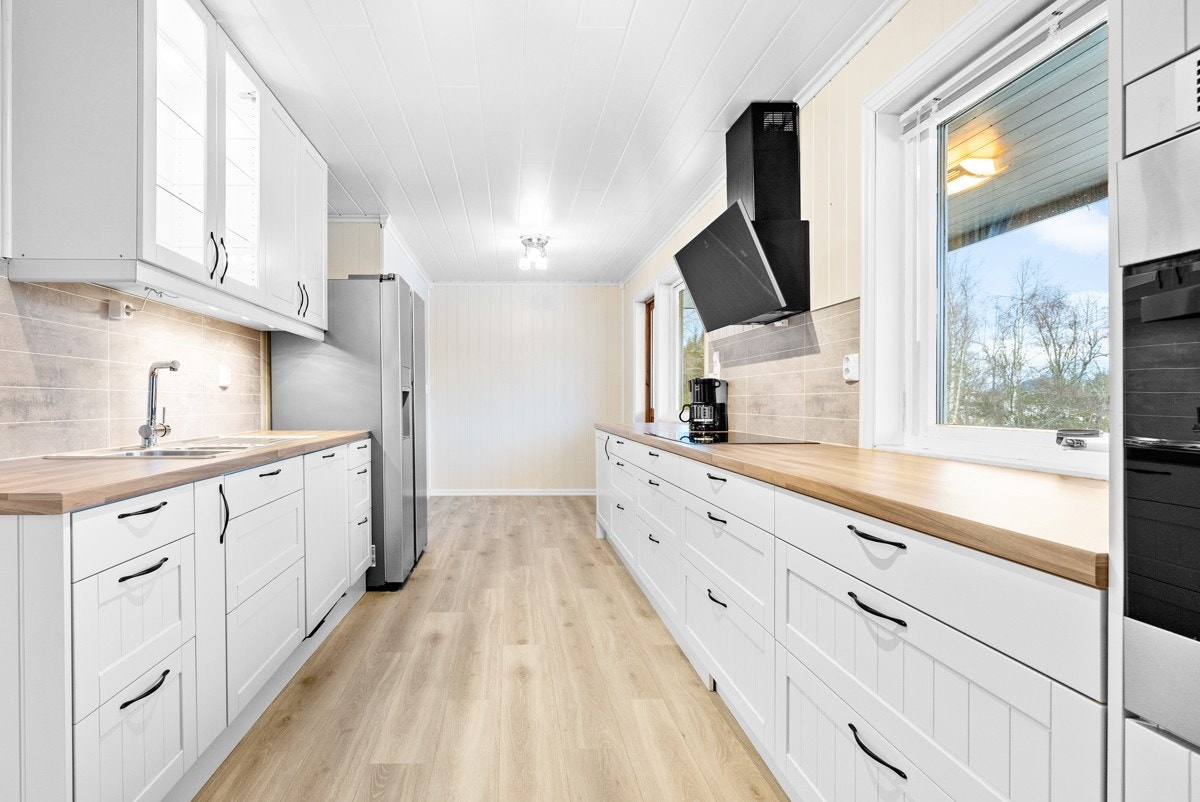 Kjøkkenet er av god størrelse, også dette montert i 2018 Galleribilde