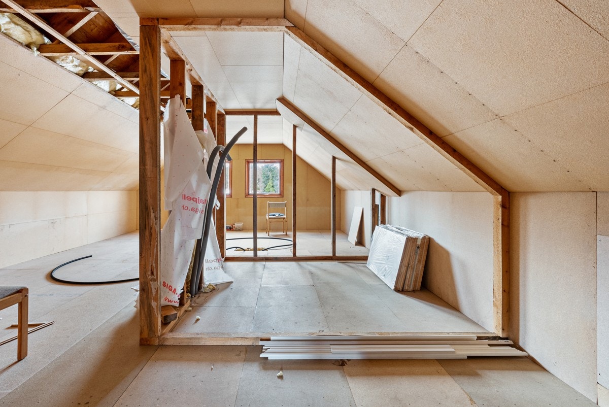 Loftet er delvis innredet - her er det lagt opp rør for etablering av nytt bad om ønskelig Galleribilde