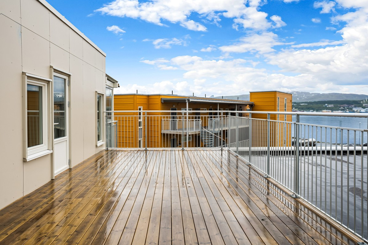 Prasktisk takterrasse på hele 45 kvm. God plass til utemøblement