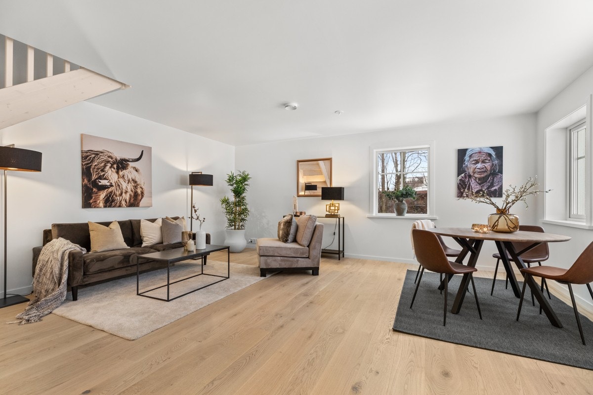Stuen er av god størrelse og lar seg enkelt møblere med både sofagruppe og et romslig spisebord foran vindusrekken. Galleribilde