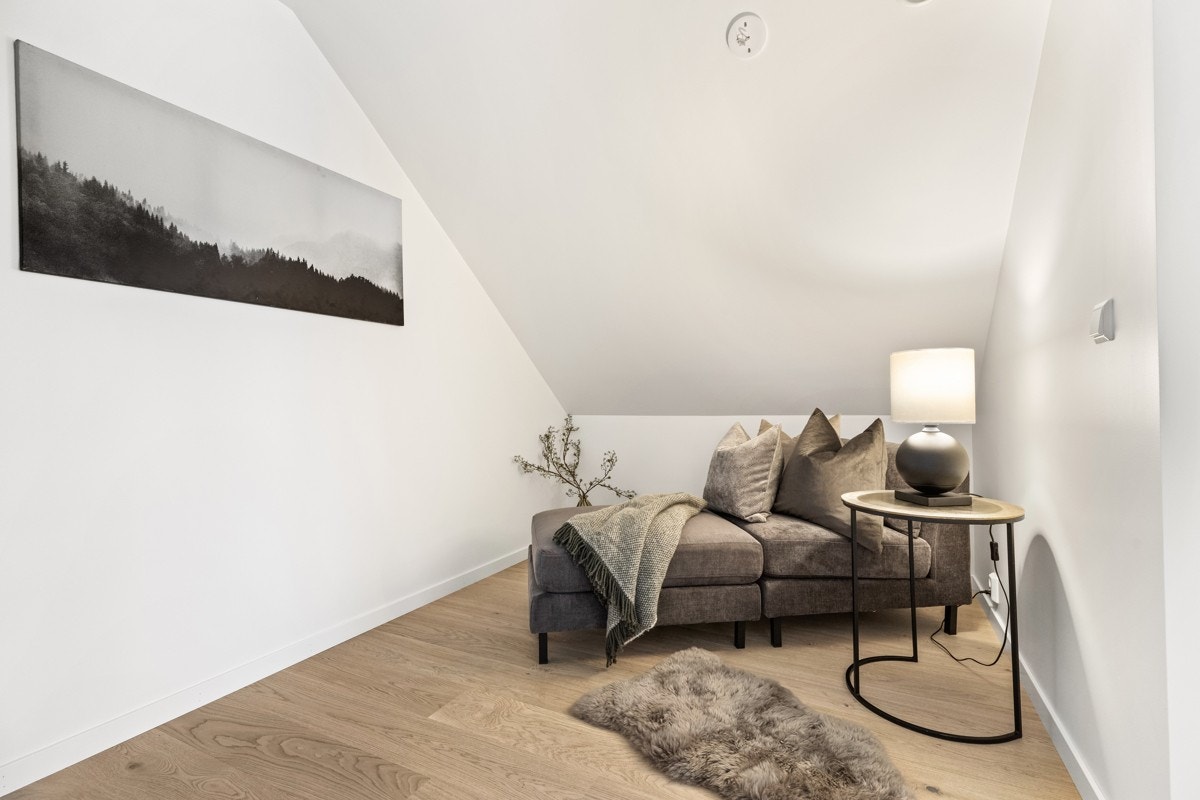 Romslig trappegang utenfor soverommene i 2. etasje. Muligheter for å innrede med en liten sittegruppe. Galleribilde
