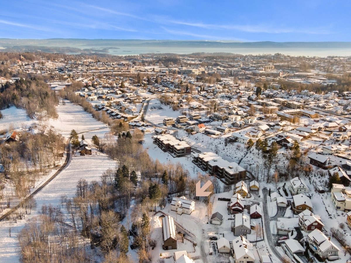 Boligen har en idyllisk og solrik beliggenhet innerst i barnevennlig blindvei, grensende til marka. Galleribilde