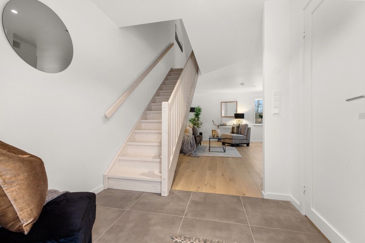 Entré med lekkert, flislagt gulv i str. 60x60 cm. Elektriske varmekabler i gulv og downlights i himling. Galleribilde