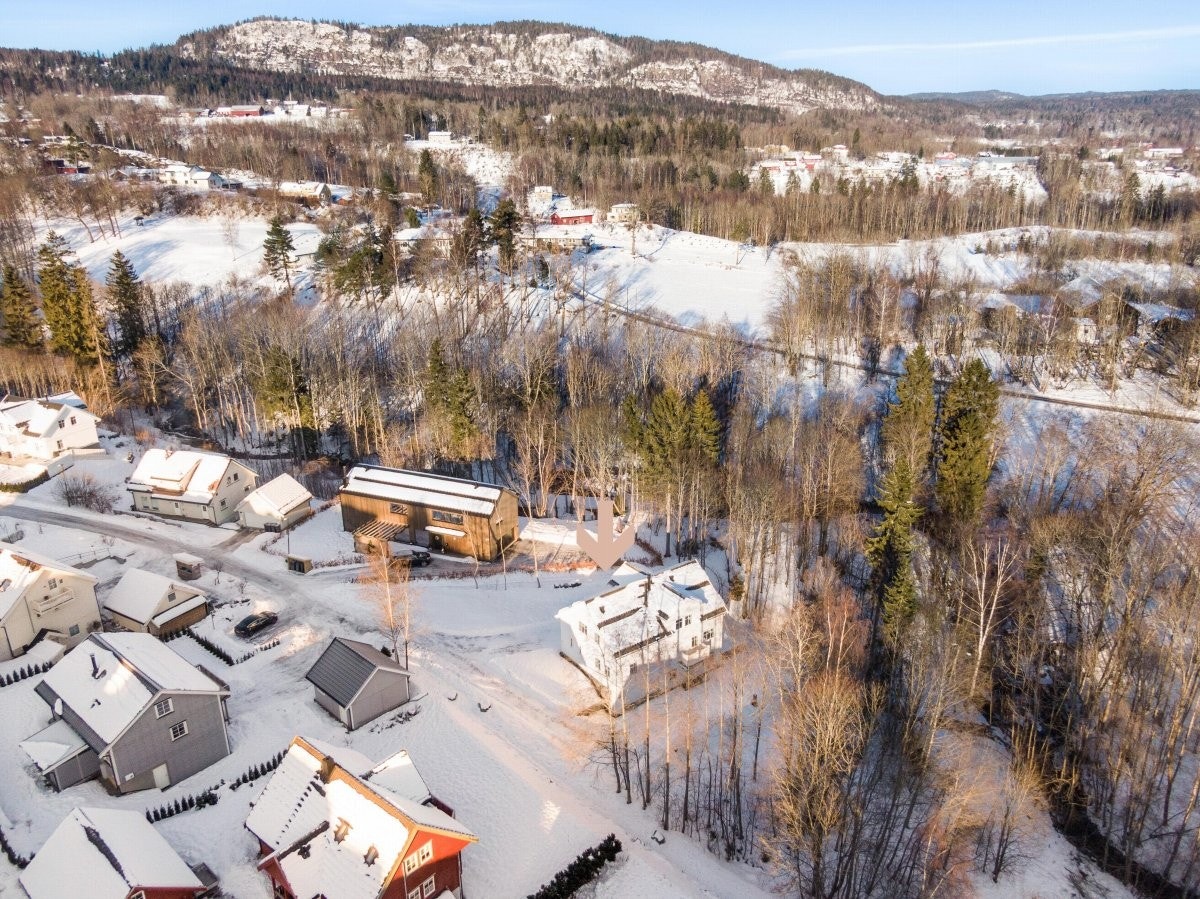 Boligen har en usjenert og idyllisk beliggenhet i et stille og fredelig nabolag. Galleribilde