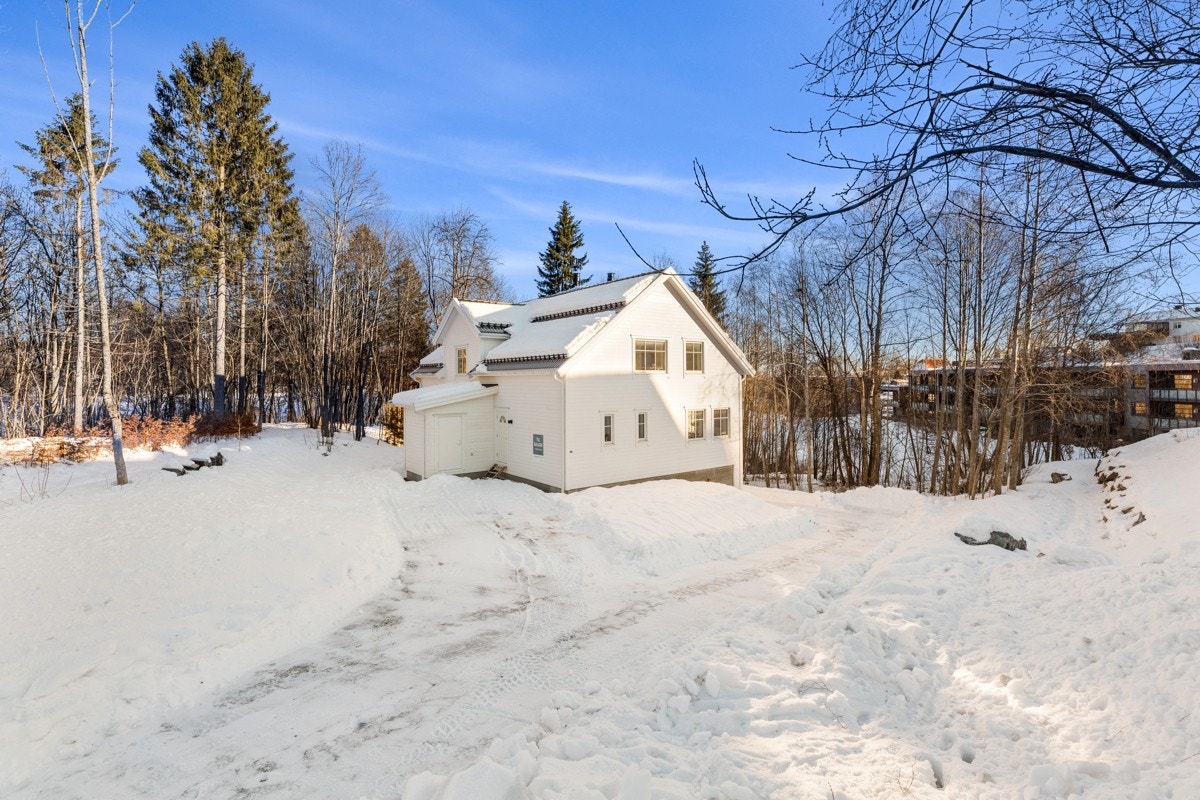 Innkjørsel/gårdsplass med egen biloppstillingsplass. Galleribilde