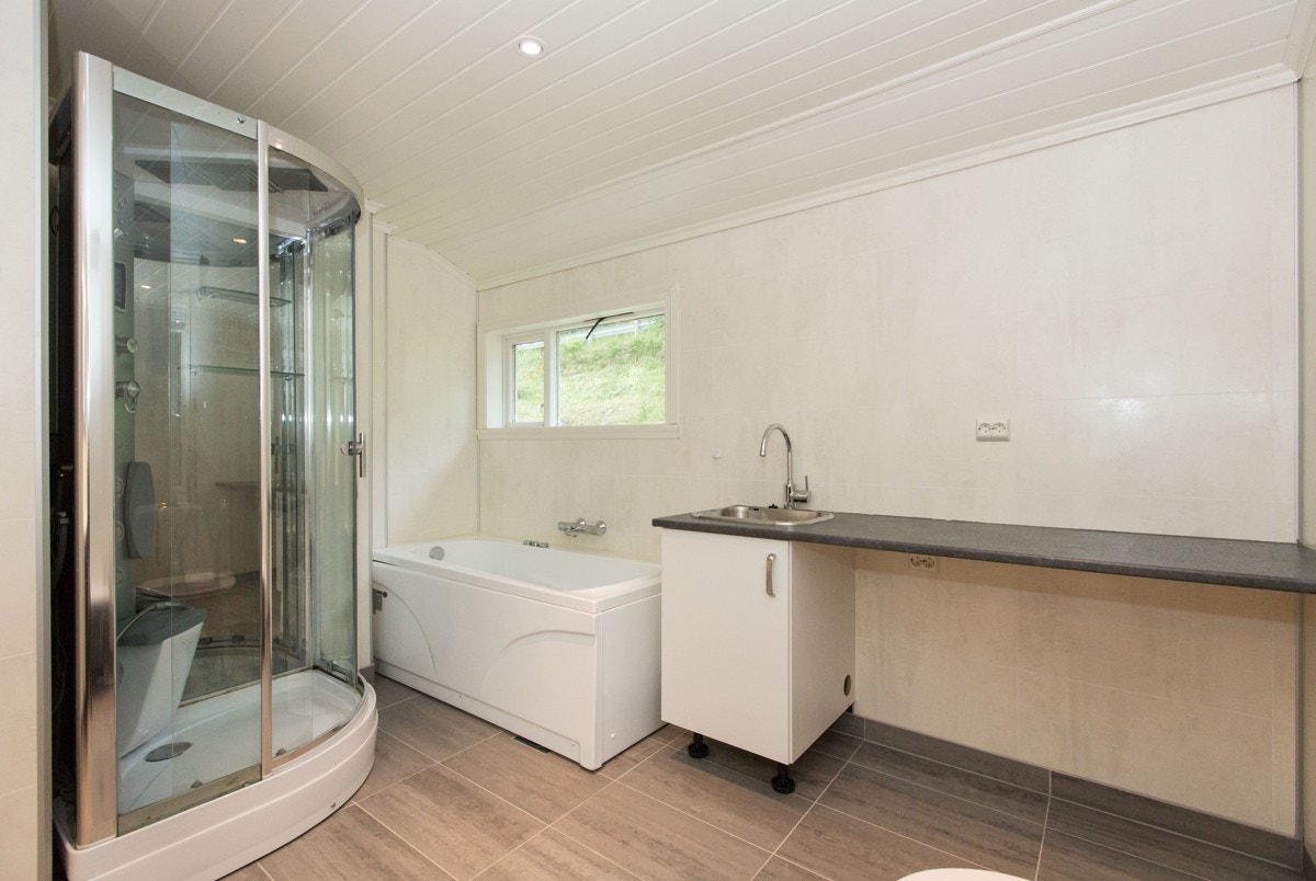 Badet er i dag innredet med servant med underskap, veggspeil, dusjkabinett, boblebadekar samt frittstående toalett. Her er det også varme i gulvet. Galleribilde