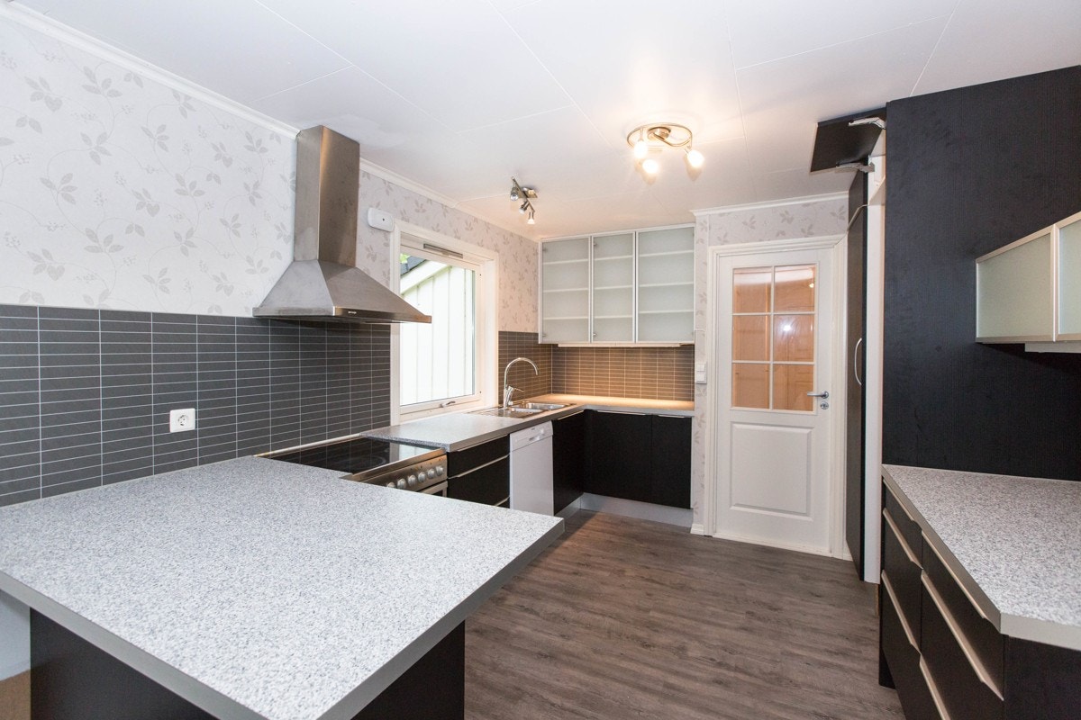 Kjøkkenet er fra 2014 og fremstår som romslig og moderne. Her er det rikelig med benkaplass å arbeide med. Galleribilde