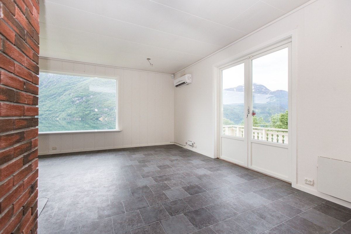 Fra stuen er det utgang til sørvendt terrasse på 16 kvm via balkongdør. Galleribilde