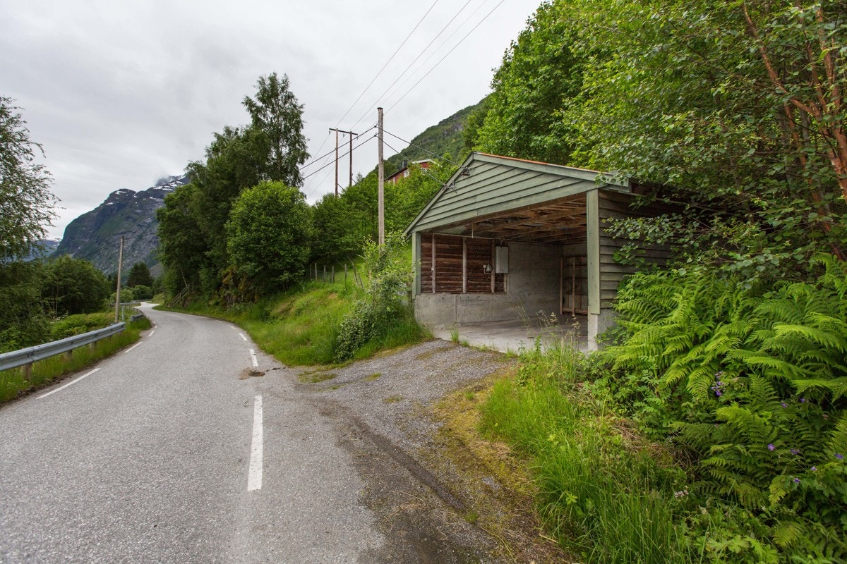 Ved veien finner en boligens garasje. Garasjen er på 28 kvm og har plass til en bil. Her er det også mulighet å parkere i forkant av bygget. Galleribilde