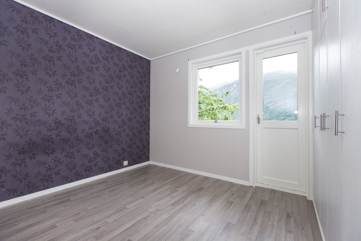 Boligen har i alt 2 soverom i 1. etasje. Rommene har til felles å oppleves som romslige, med god plass til både seng, tilhørende nattbord og garderobeløsning. På dette rommet er det også utgang til balkong. Galleribilde