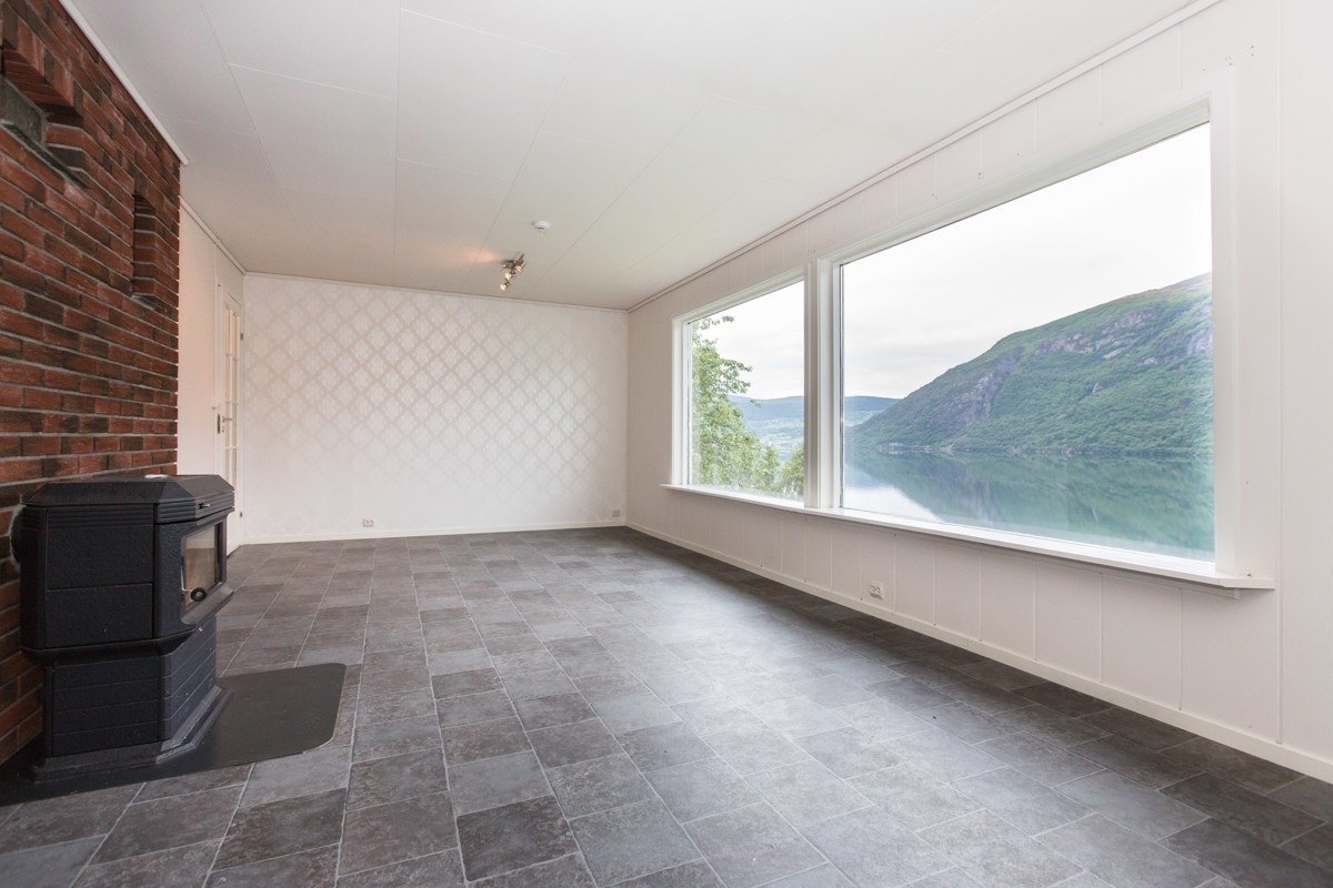 Fra gangen kommer man til stuen. Stuen er boligen største rom, og fremgår i nøytrale farger. Her er det flere store vindusflater med vakker utsikt mot Breimsvatnet. Galleribilde