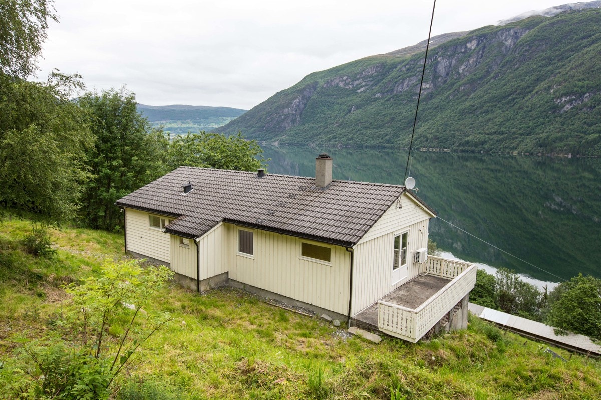 Eiendommen har en fin og landlig beliggenhet langs vestsiden av Breimsvatnet. Her er man omringet av nydelige og naturrike omgivelser. Boligen ligg litt opp i høyden, og har vakker utsikt over nærområdet. Galleribilde
