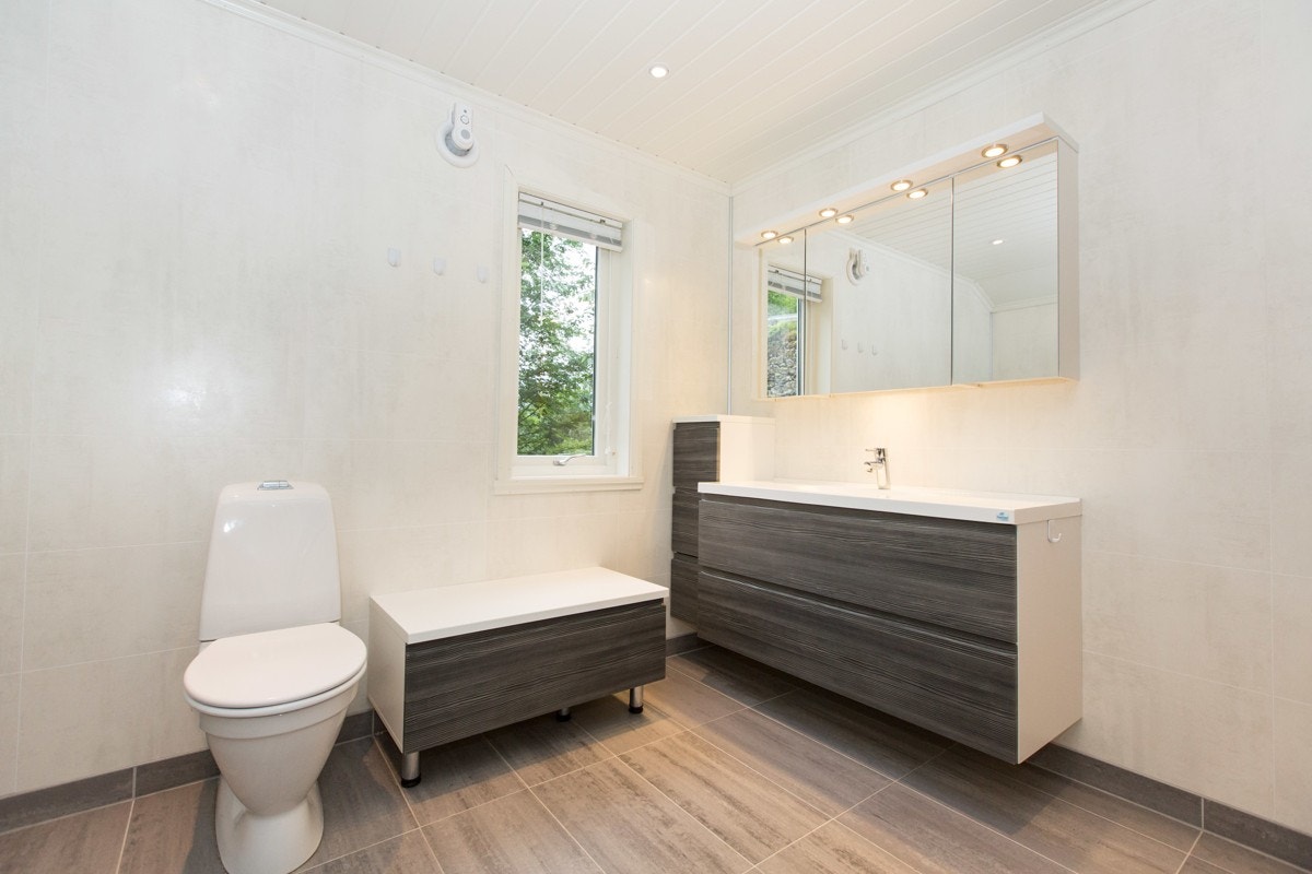 I enden av gangen finner en boligens bad. Badet er som i likhet med kjøkkenet, også fra 2014. Badet oppleves som romslig og fremgår med flislagt gulv og vegger i lyse og tidsriktige farger. Galleribilde