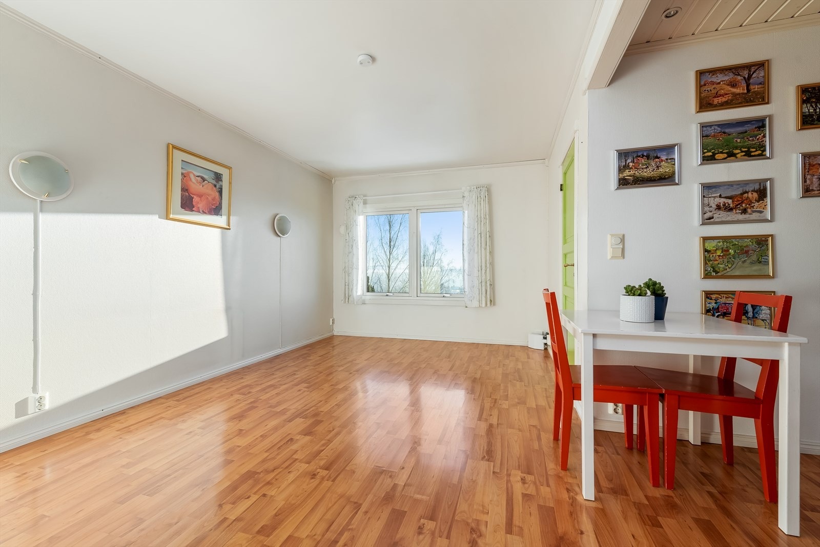 Boligen har en arealeffektiv planløsning der hver eneste kvadratmeter er benyttet. Galleribilde