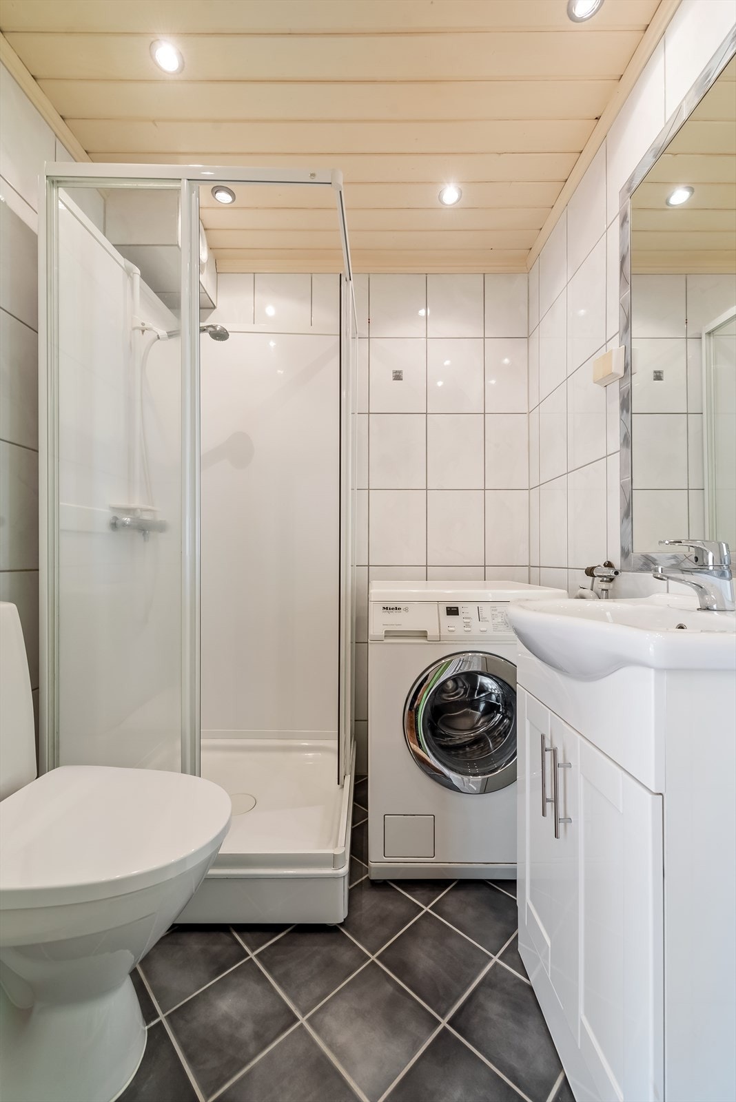 Baderom er fra 2003-04 og er flislagt med gulvvarme. Galleribilde