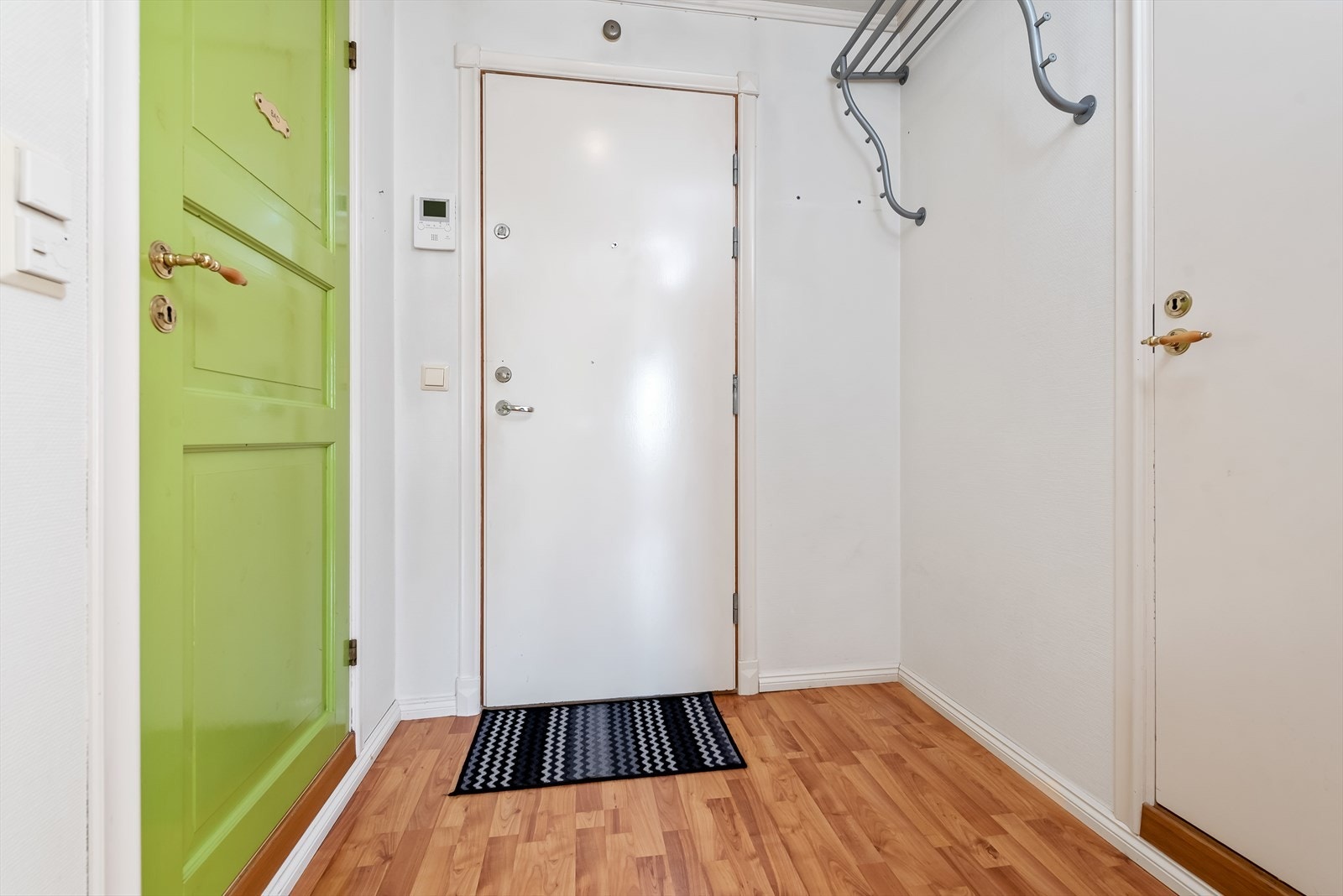 Entréen er romslig og man har direkte adkomst til en innvendig bod på ca. 1 kvm Galleribilde