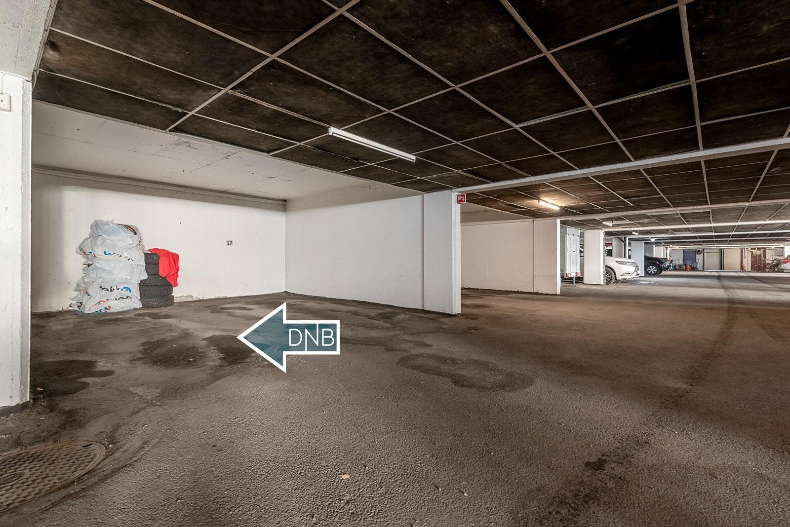 Med seksjonen følger også en garasjeplass i felles, lukket garasjeanlegg. Plassen er merket med nr. 28. Galleribilde